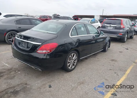 2015 Mercedes-Benz C 300 z USA, uszkodzony, nr VIN 55SWF4JB3FU055907